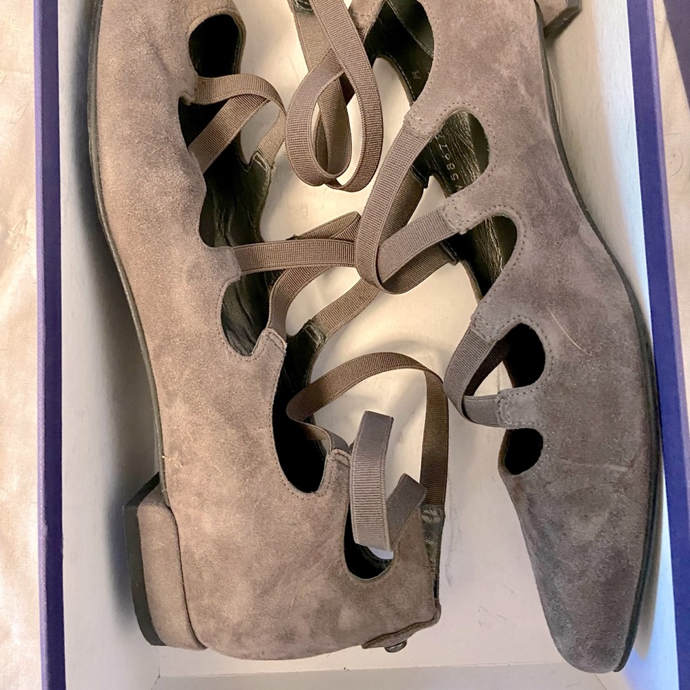 New W Box 7.5 Adorable Stuart Weitzman Strappy Fl… - image 1